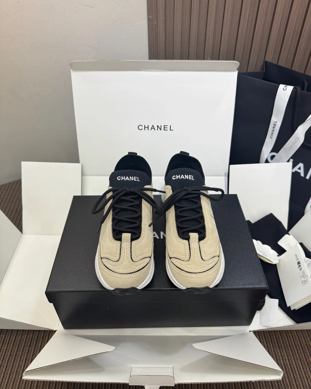 샤넬 메티에다르 레트로 스니커즈 156929