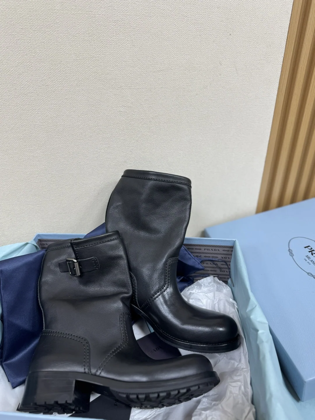프라다 가죽 슬라우치 앵클 부츠 상세 이미지 4