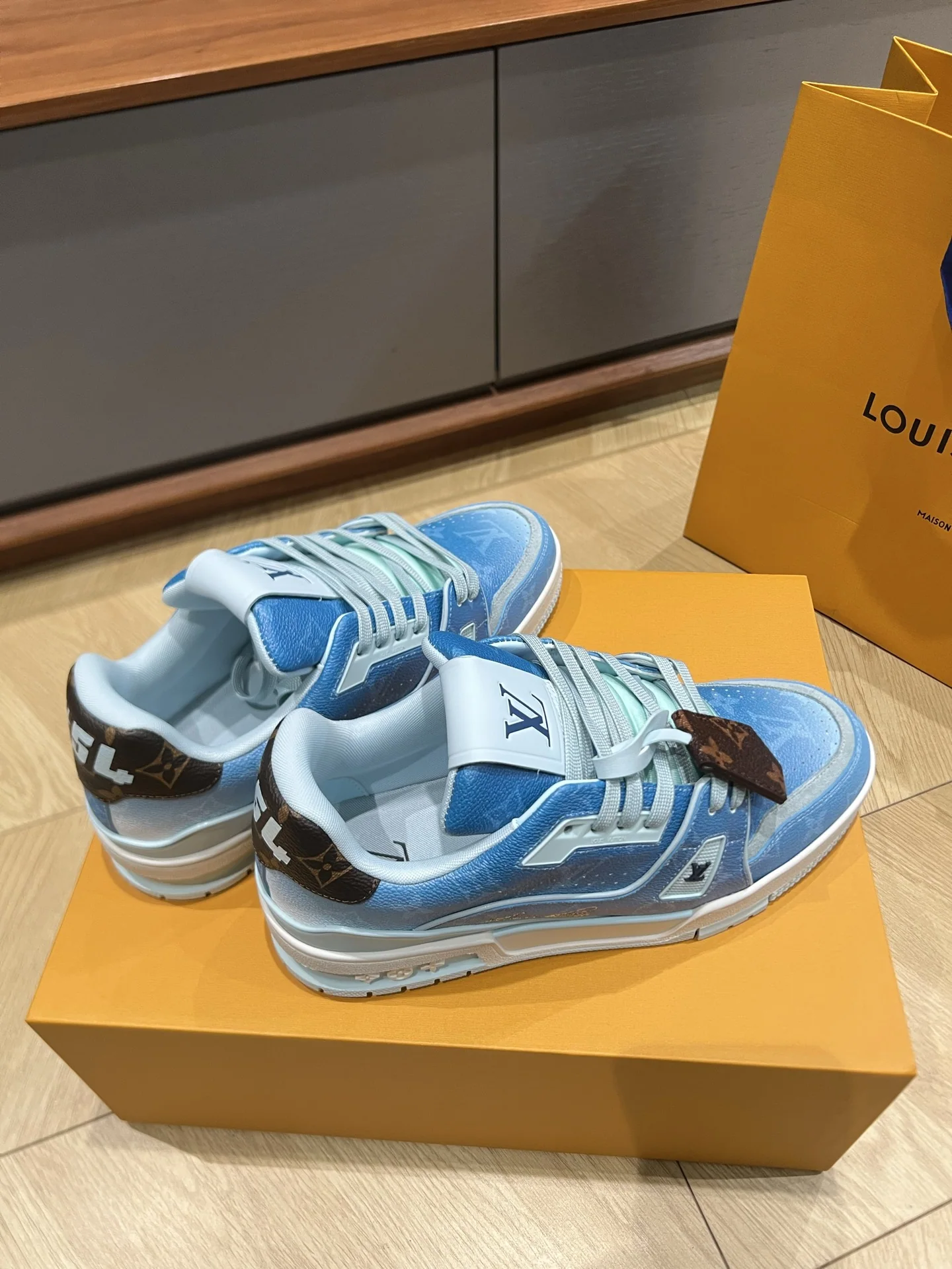 루이비통 LV 26 데님 트레이너 신발 상세 이미지 9