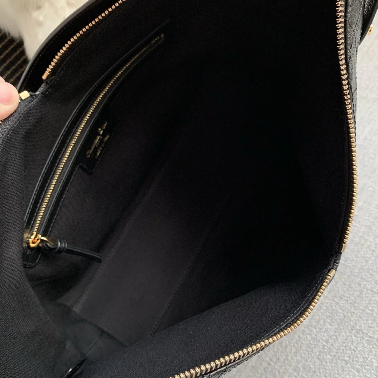 디올 보야주 주름 블랙 가죽 미디엄 가방 상세 이미지 8