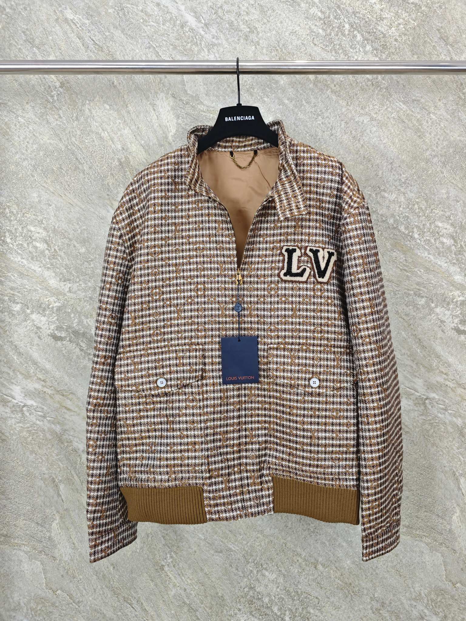 루이비통 비즈 자수 도그 배지 보머 카라 자켓 157459