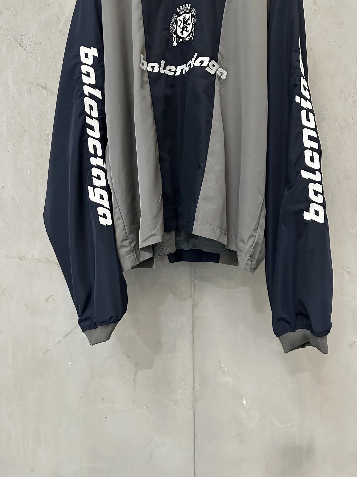 발렌시아가 컬러 블록 V넥 긴팔 티셔츠 상세 이미지 4