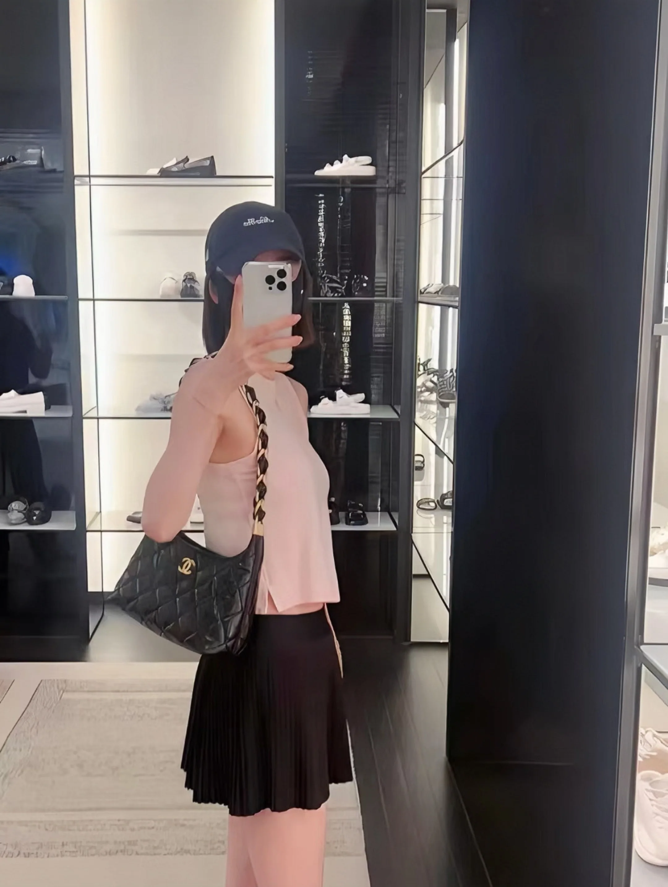 샤넬 미디움 블랙 숄더백 상세 이미지 5