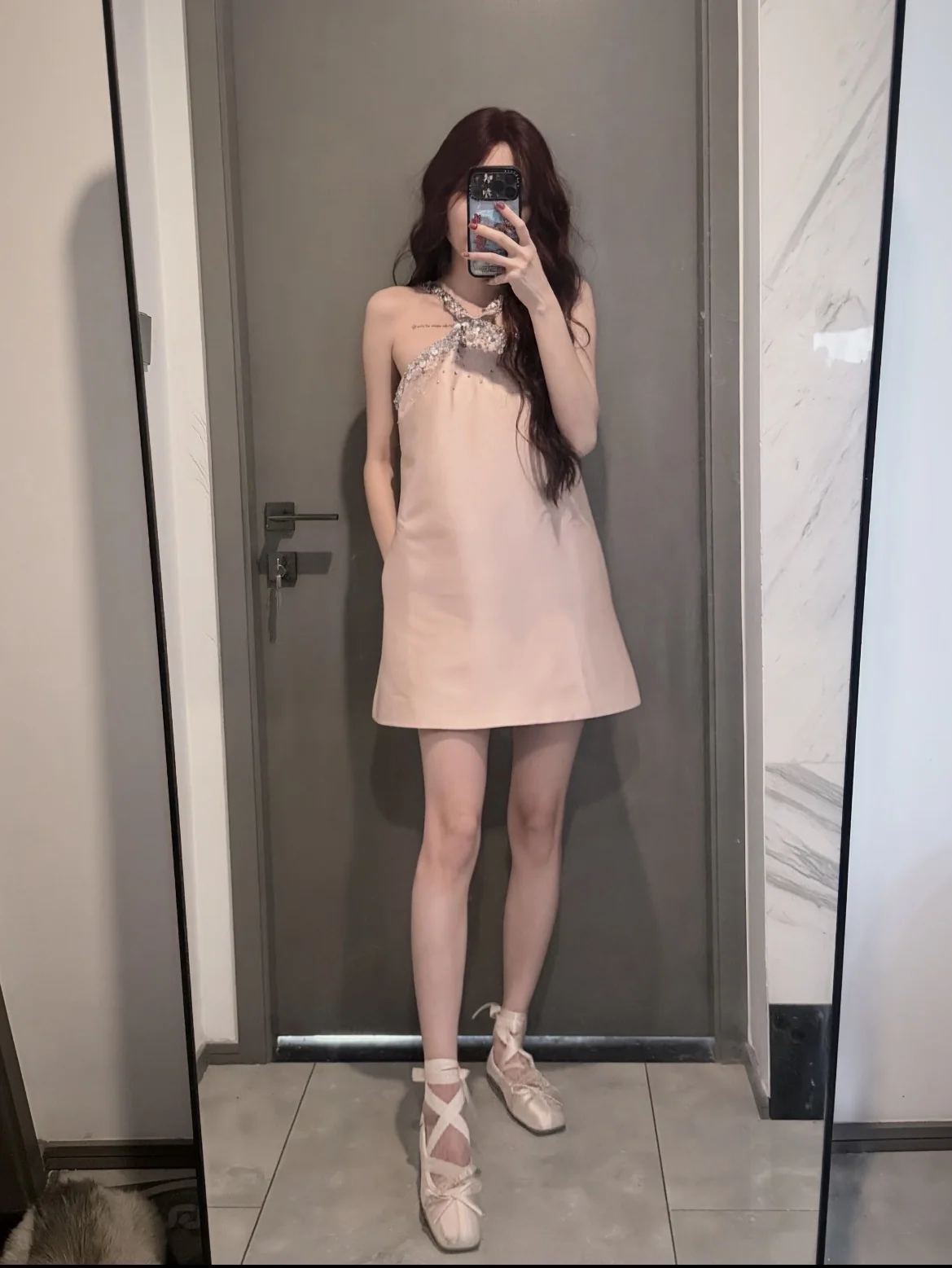 미우미우 핑크 새틴 스팽글 홀터 원피스 상세 이미지 6