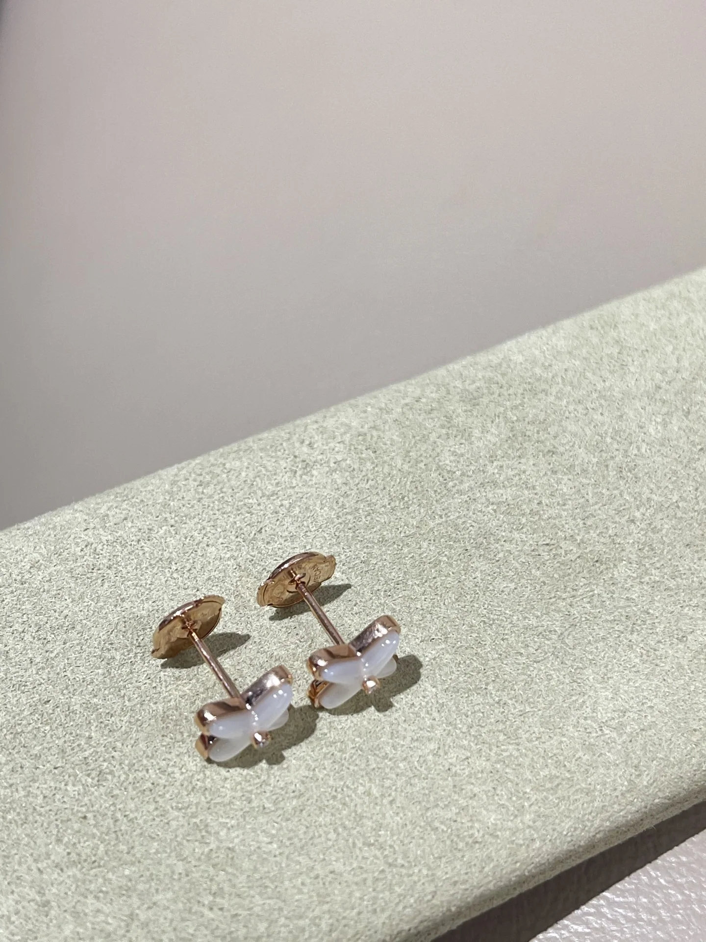 쇼메 화이트 셸 귀걸이 상세 이미지 5