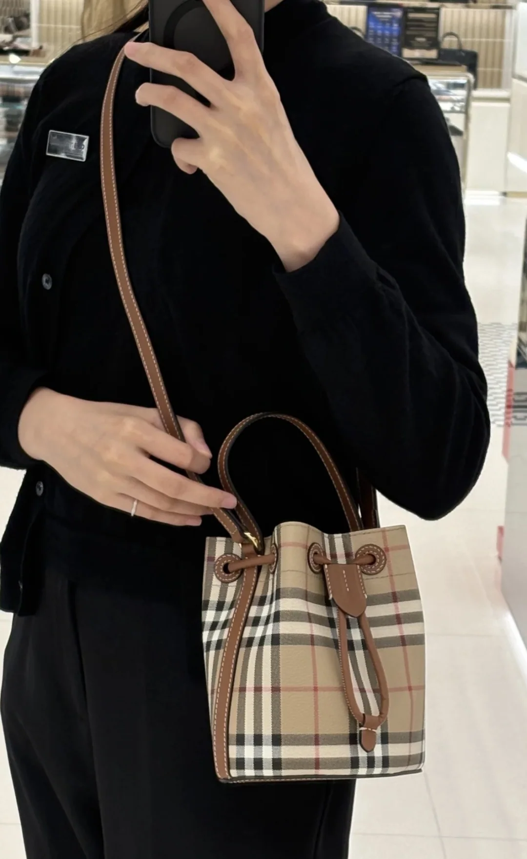 버버리 체크 패턴 미니 버킷백 상세 이미지 5