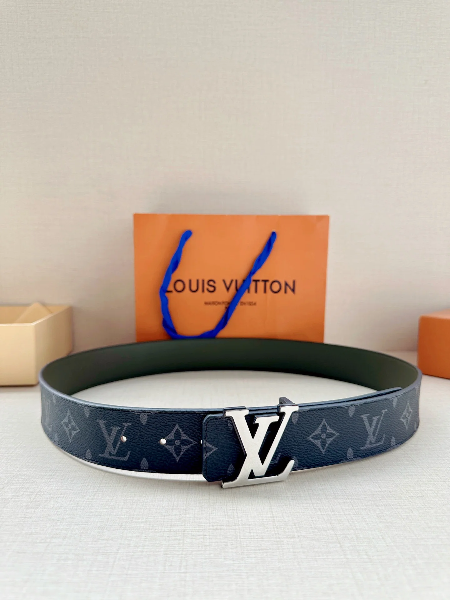 루이비통 LV 4.0 와이드 스틸 버클 리버서블 가죽 벨트 상세 이미지 1