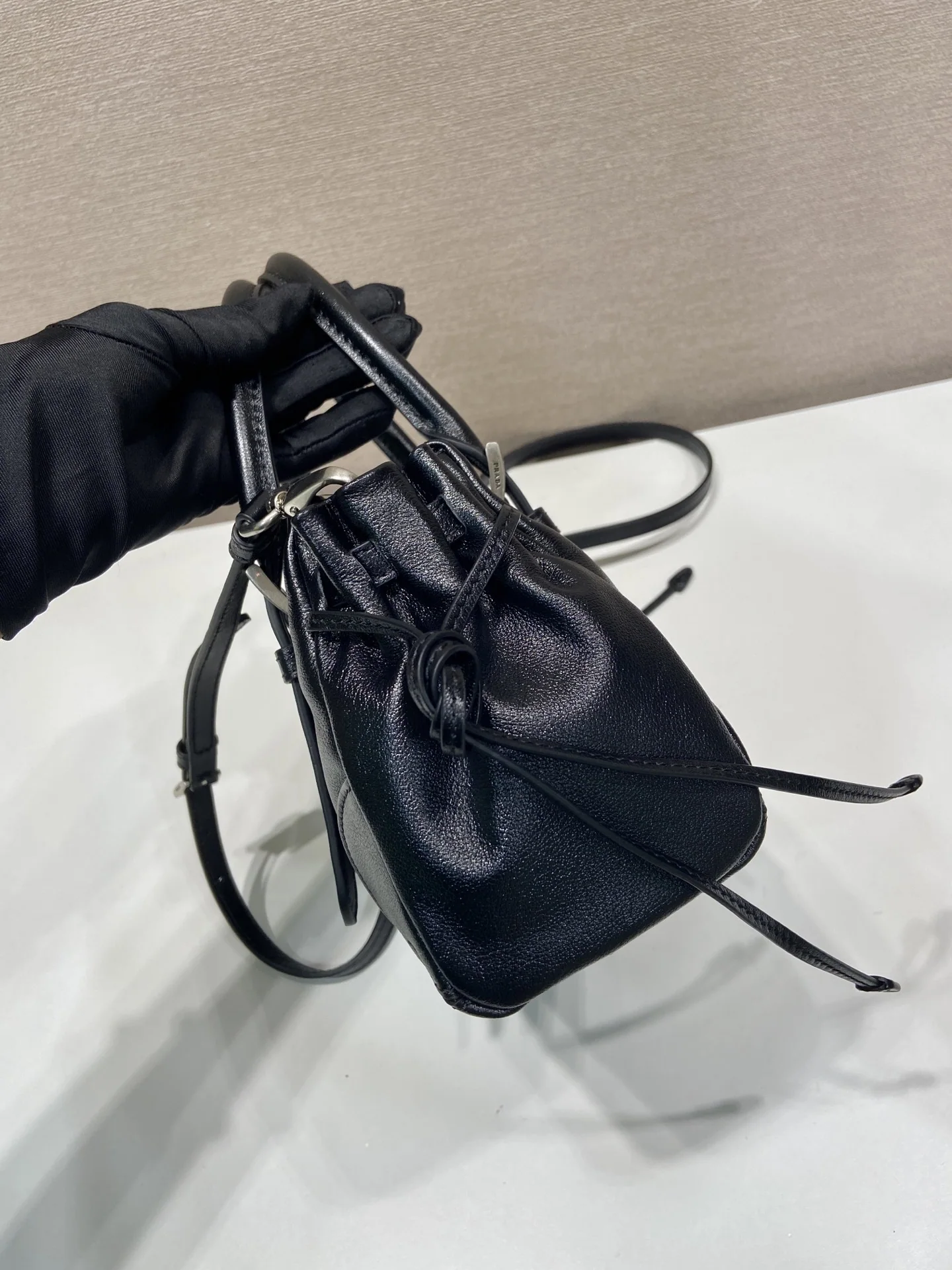프라다 미니 보니 드로스트링 숄더백 1BA499 상세 이미지 5
