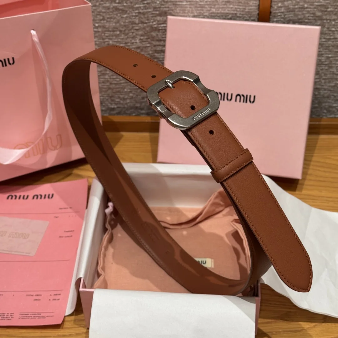 미우미우 카프스킨 메탈 로고 벨트 상세 이미지 5