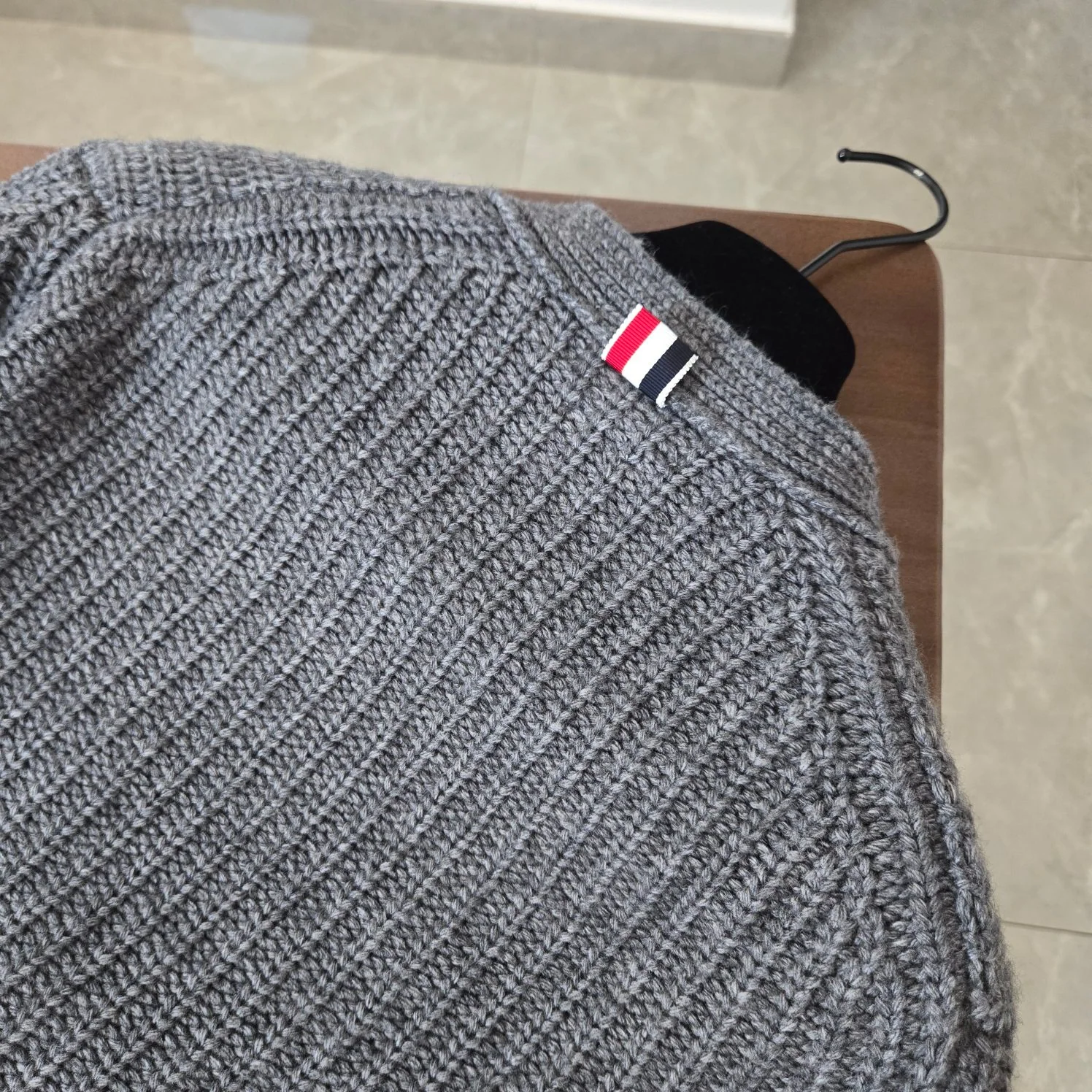 톰브라운 TB 24/FW 네 줄무늬 두꺼운 니트 가디건 5372 Thom Browne 상세 이미지 6
