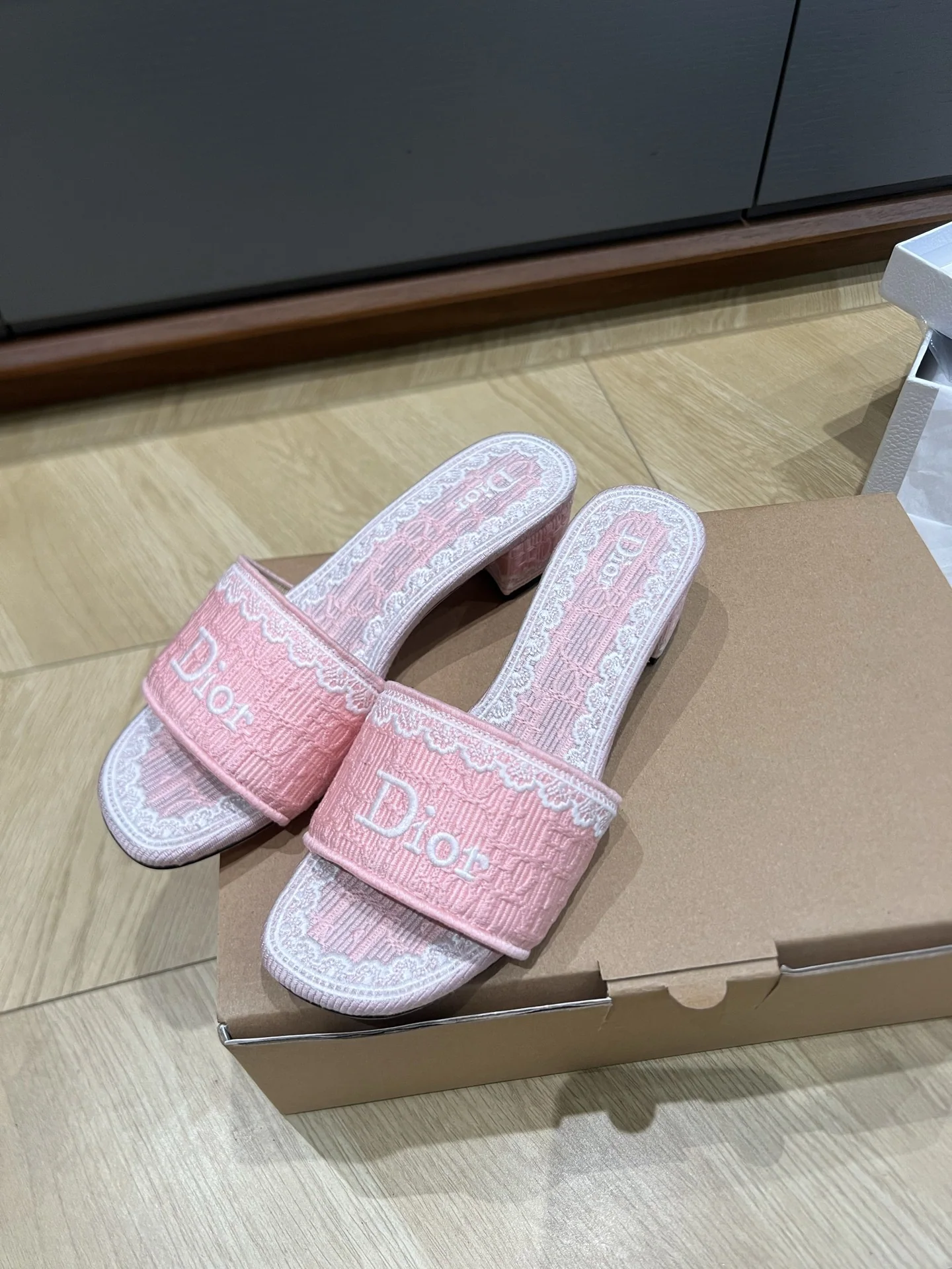 디올 자수 저지 샌들 상세 이미지 1