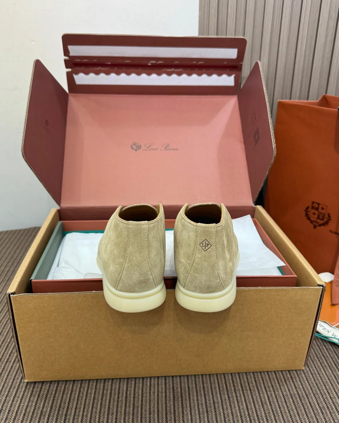로로피아나 로퍼 크림 화이트 스웨이드 하이탑 디자인 상세 이미지 8