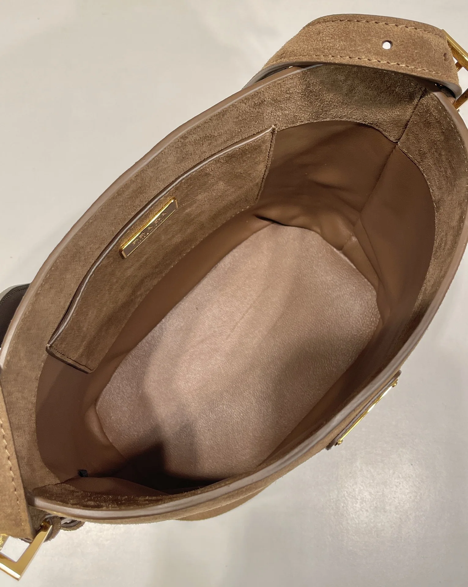 프라다 스웨이드 라지 버킷백 1BE078 상세 이미지 8