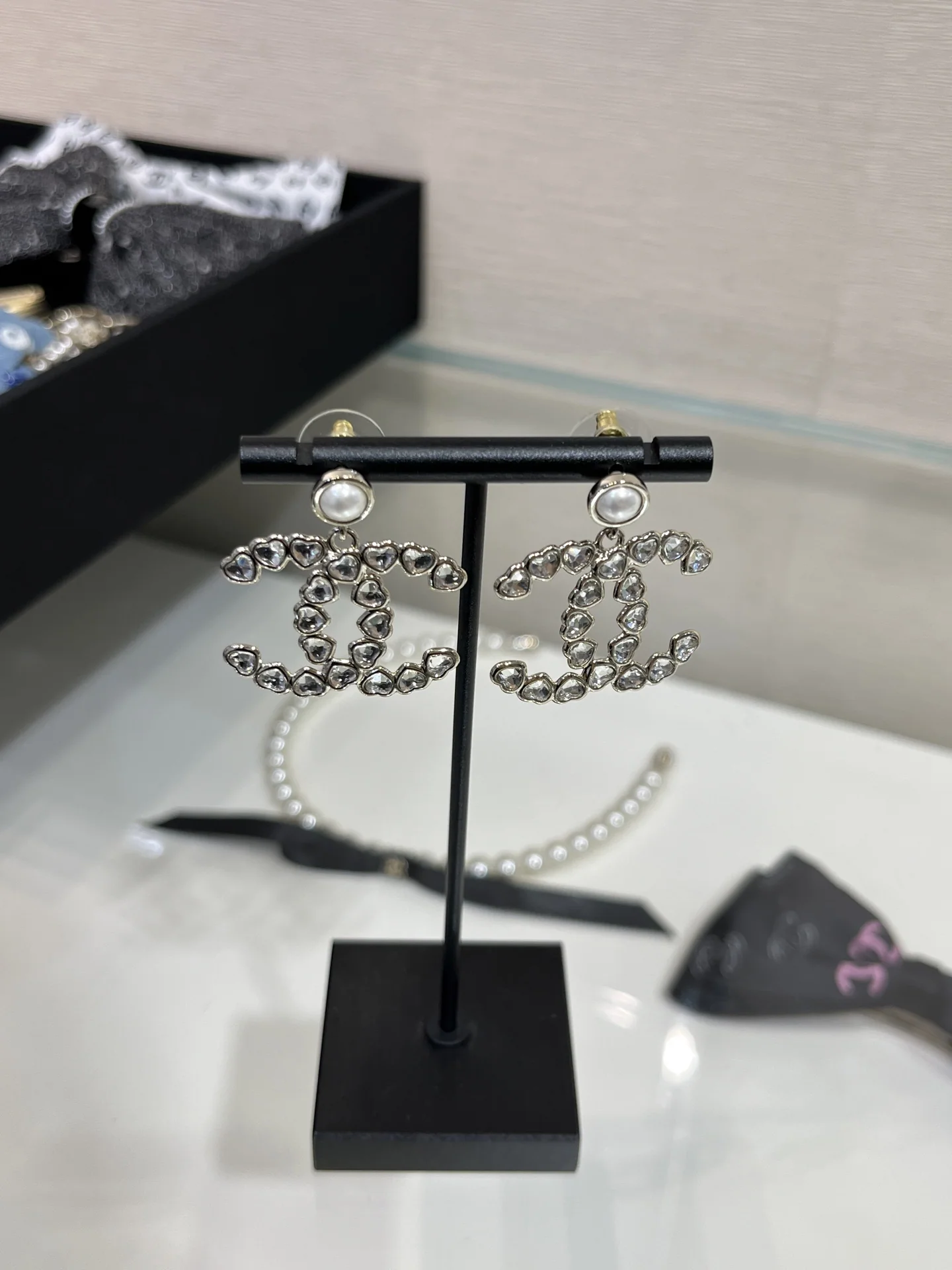 샤넬 하트 장식 더블 C 로고 귀걸이 153810