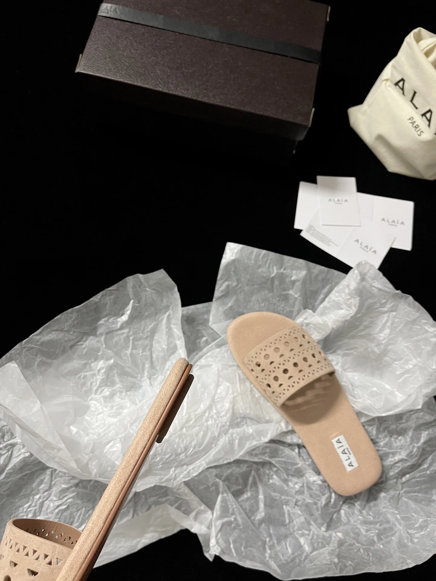 알라이아 컷아웃 수입 가죽 여성 신발 상세 이미지 8