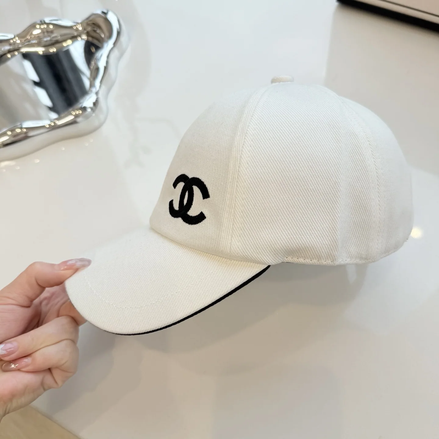 샤넬 더블 C 자수 트윌 야구모자 상세 이미지 8