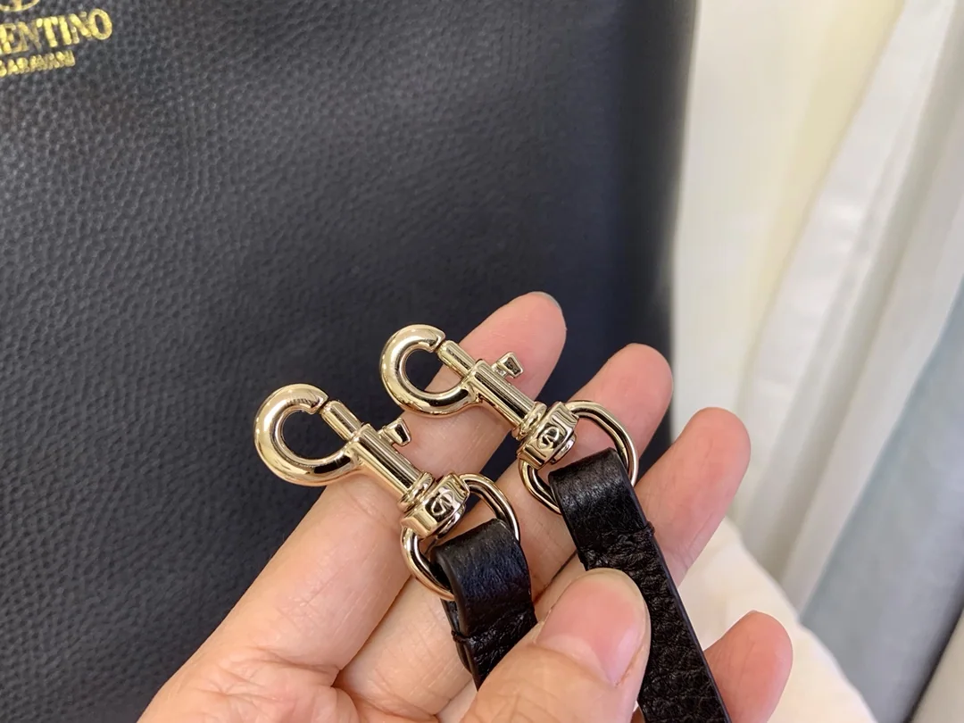 발렌티노 가라바니 락스터드 카프스킨 토트백 상세 이미지 9