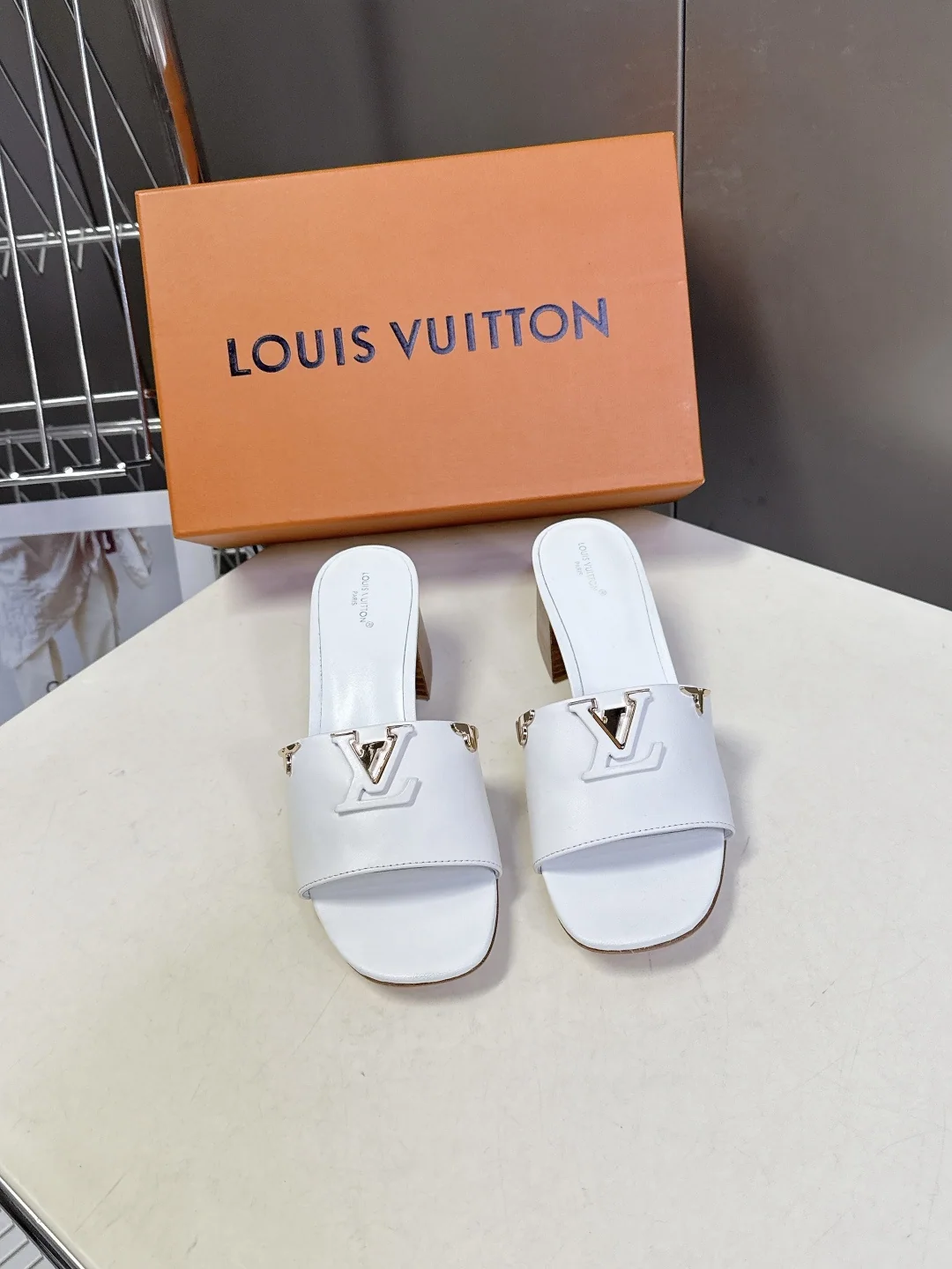 루이비통 소가죽 금장 여성 구두 상세 이미지 1