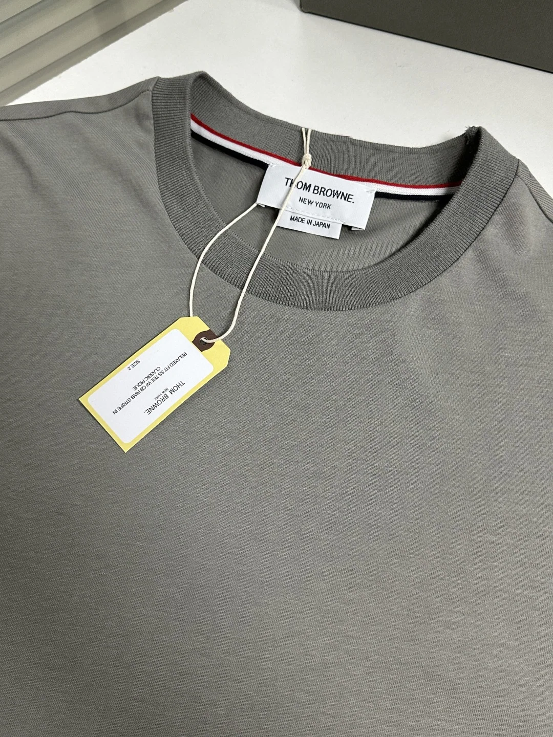 톰브라운 4 바 스트라이프 남성 반팔 티셔츠 상세 이미지 7