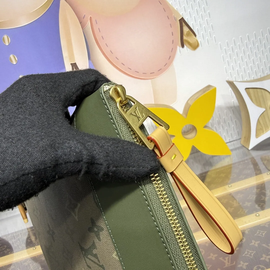 루이비통 그린 모노그램 포쉐트 보야주 클러치 가방 M26970 상세 이미지 6
