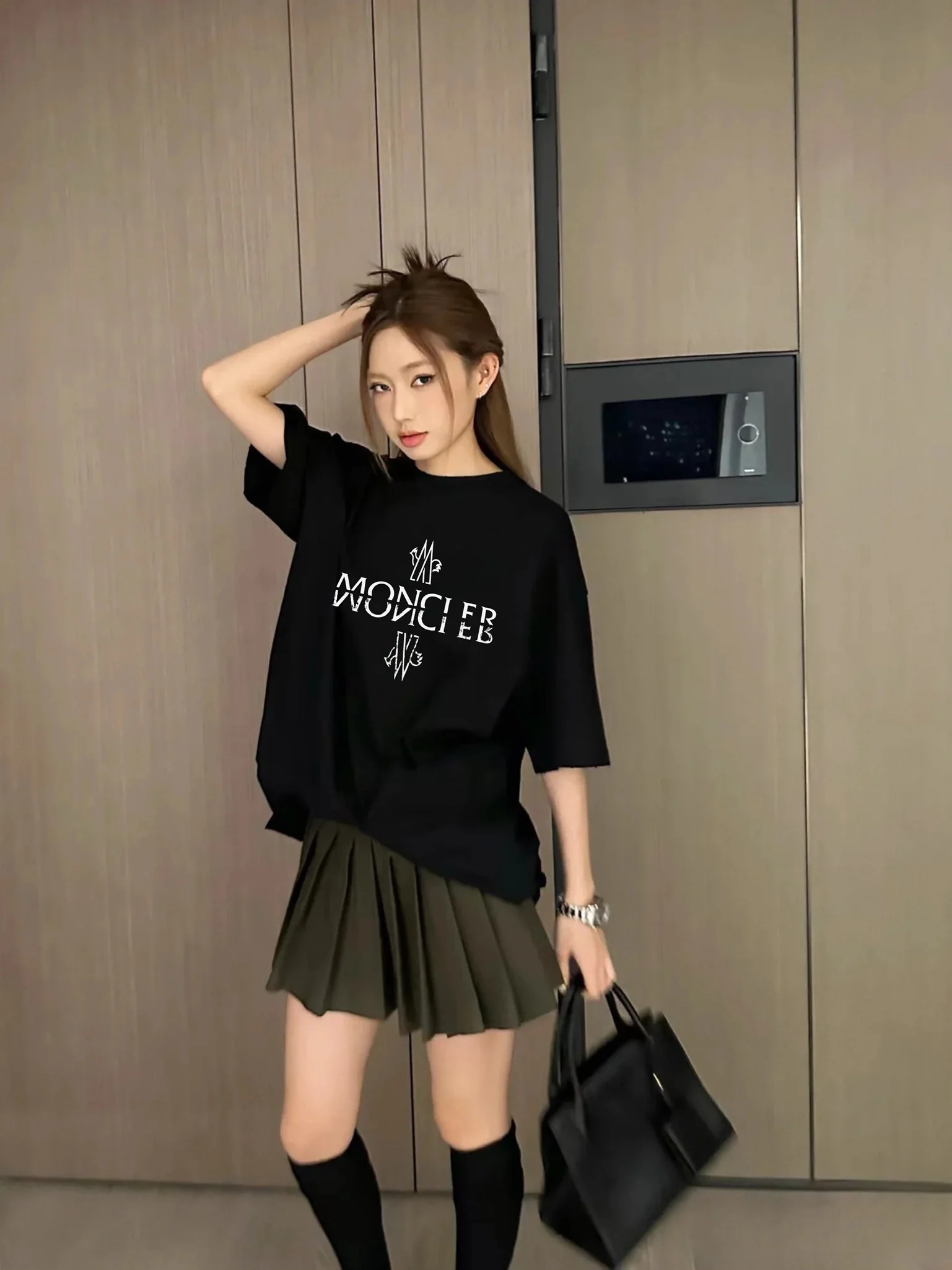 몽클레어 반사 로고 여성 반팔 티셔츠 상세 이미지 2