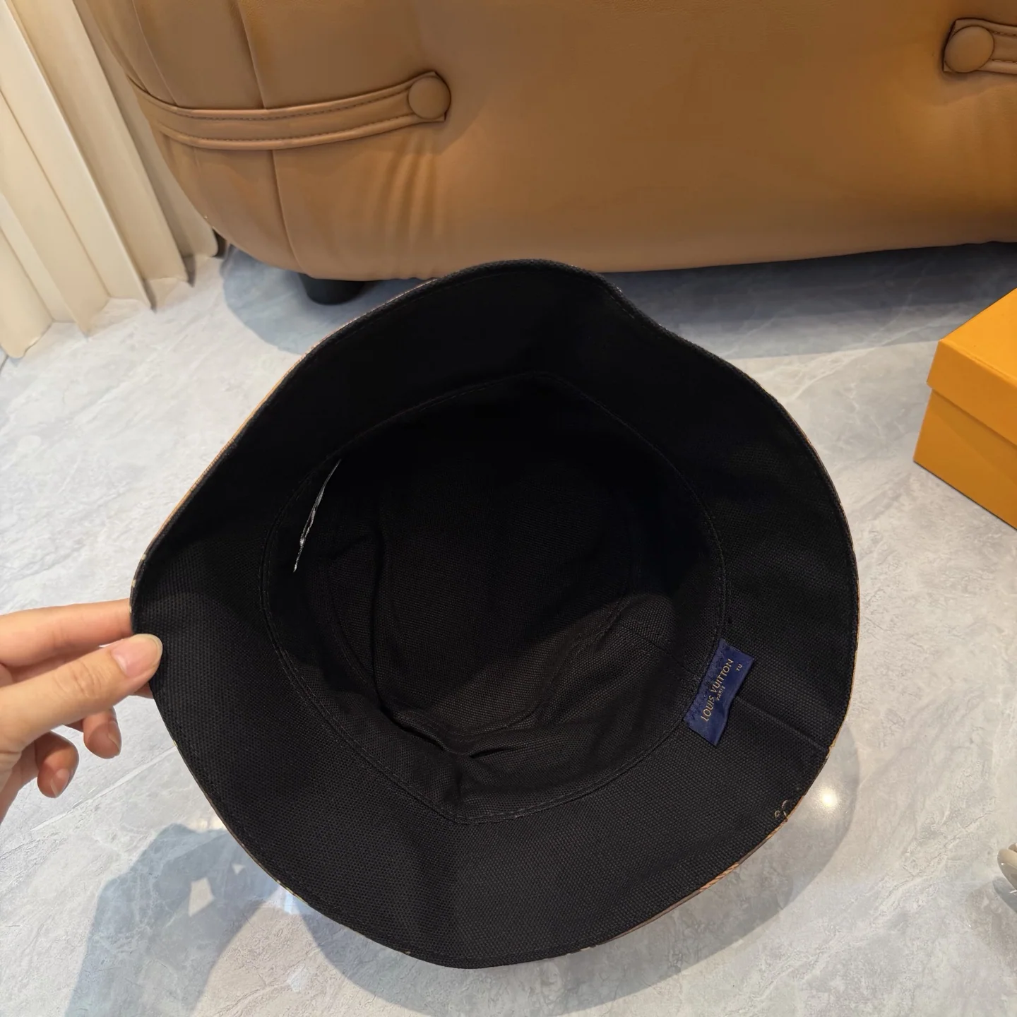 루이비통 양면 자수 레터 버킷 햇 상세 이미지 4