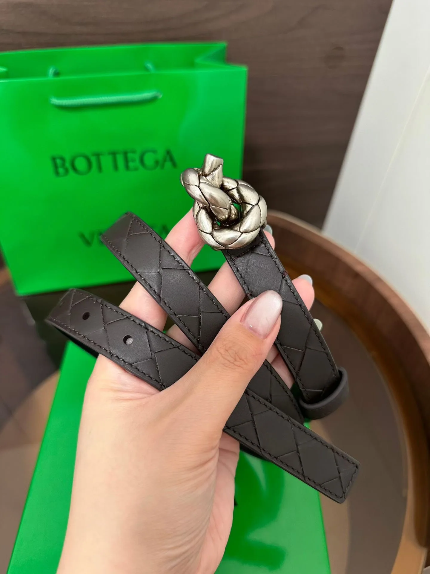 보테가베네타 체크 무늬 카프스킨 여성 벨트 상세 이미지 3
