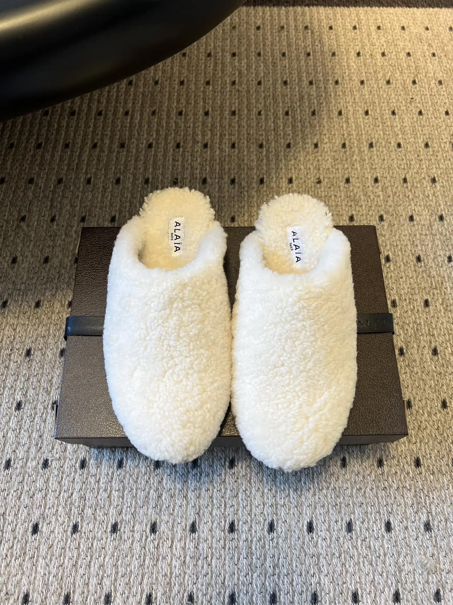 알라이아 울 퍼 장식 뮬 121158