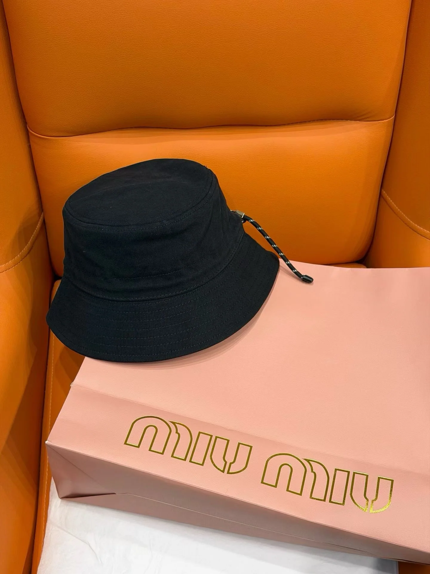 미우미우 블랙 자수 드로스트링 버킷햇 상세 이미지 3