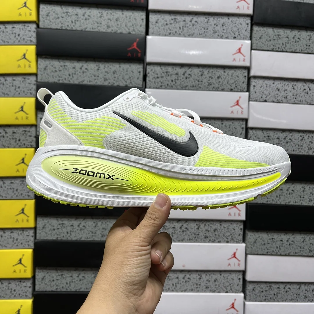 나이키 [XY] 보메로 18 HM6803-120 201546 Nike Vomero 18 White Barely Volt Black 상세 이미지 2