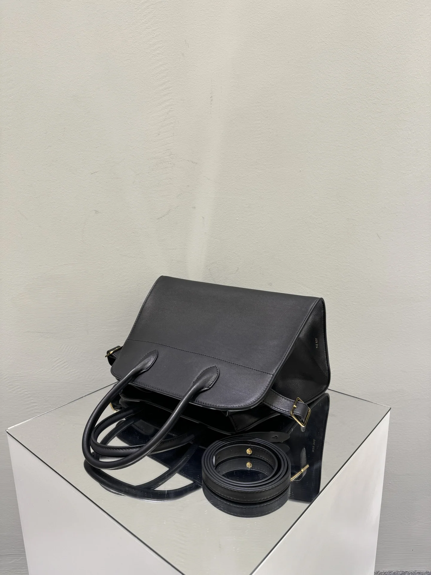 더로우 플레인 블랙 미니멀 가방 상세 이미지 4