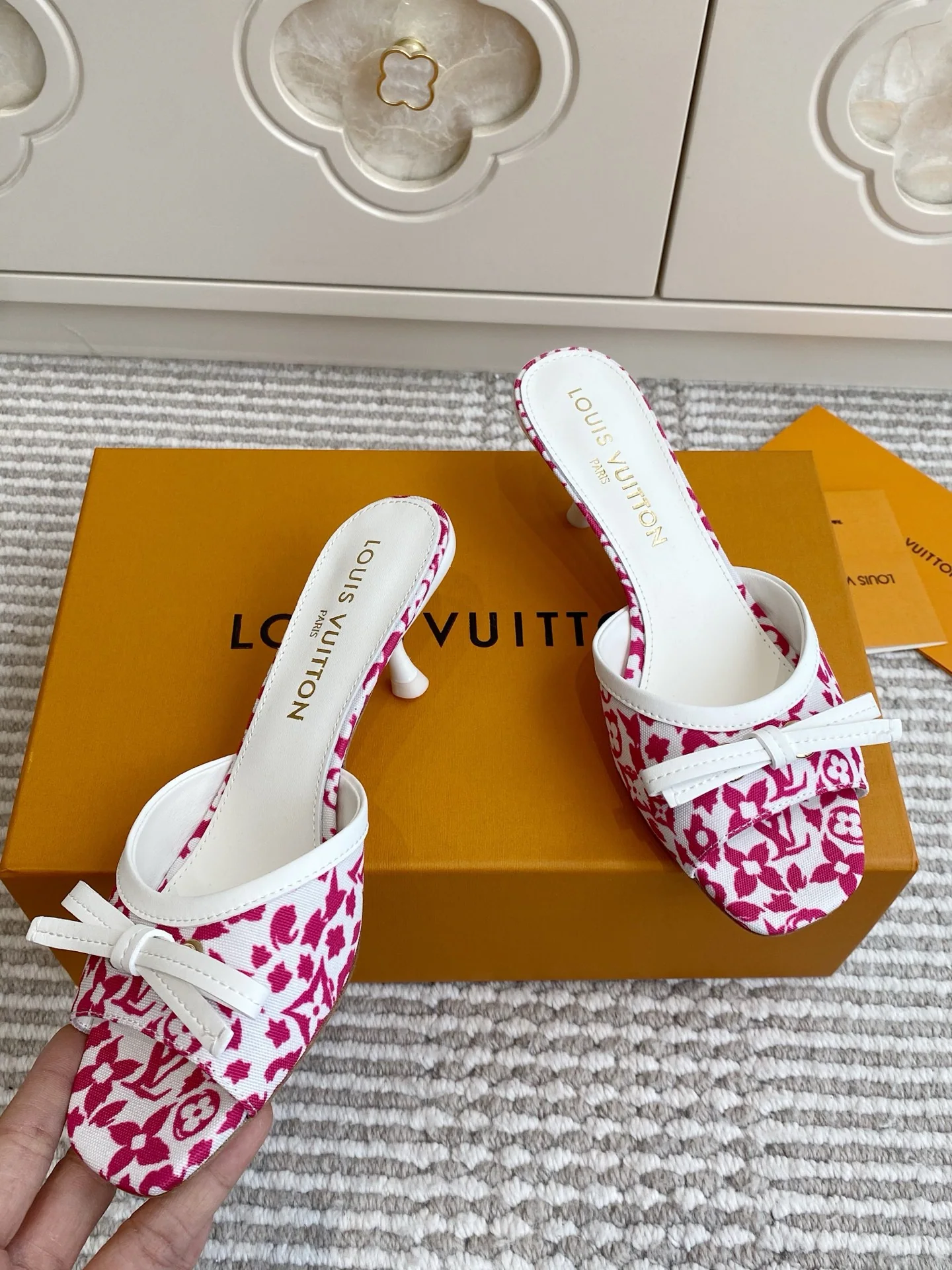 루이비통 모노그램 LV 키티 힐 뮬 상세 이미지 2