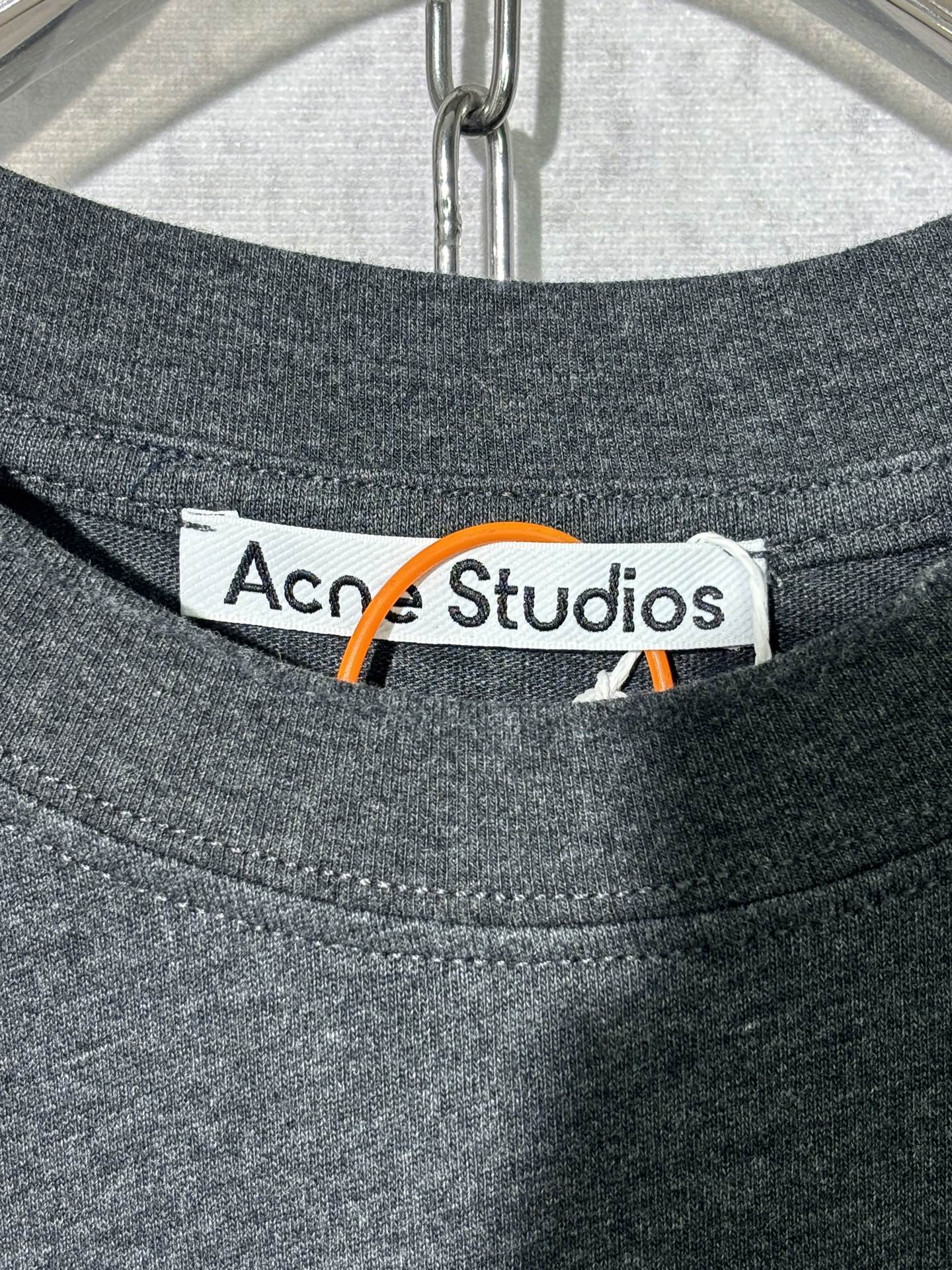 아크네스튜디오 SS 26 프린트 데미지 가공 남성 긴팔 티셔츠 상세 이미지 10