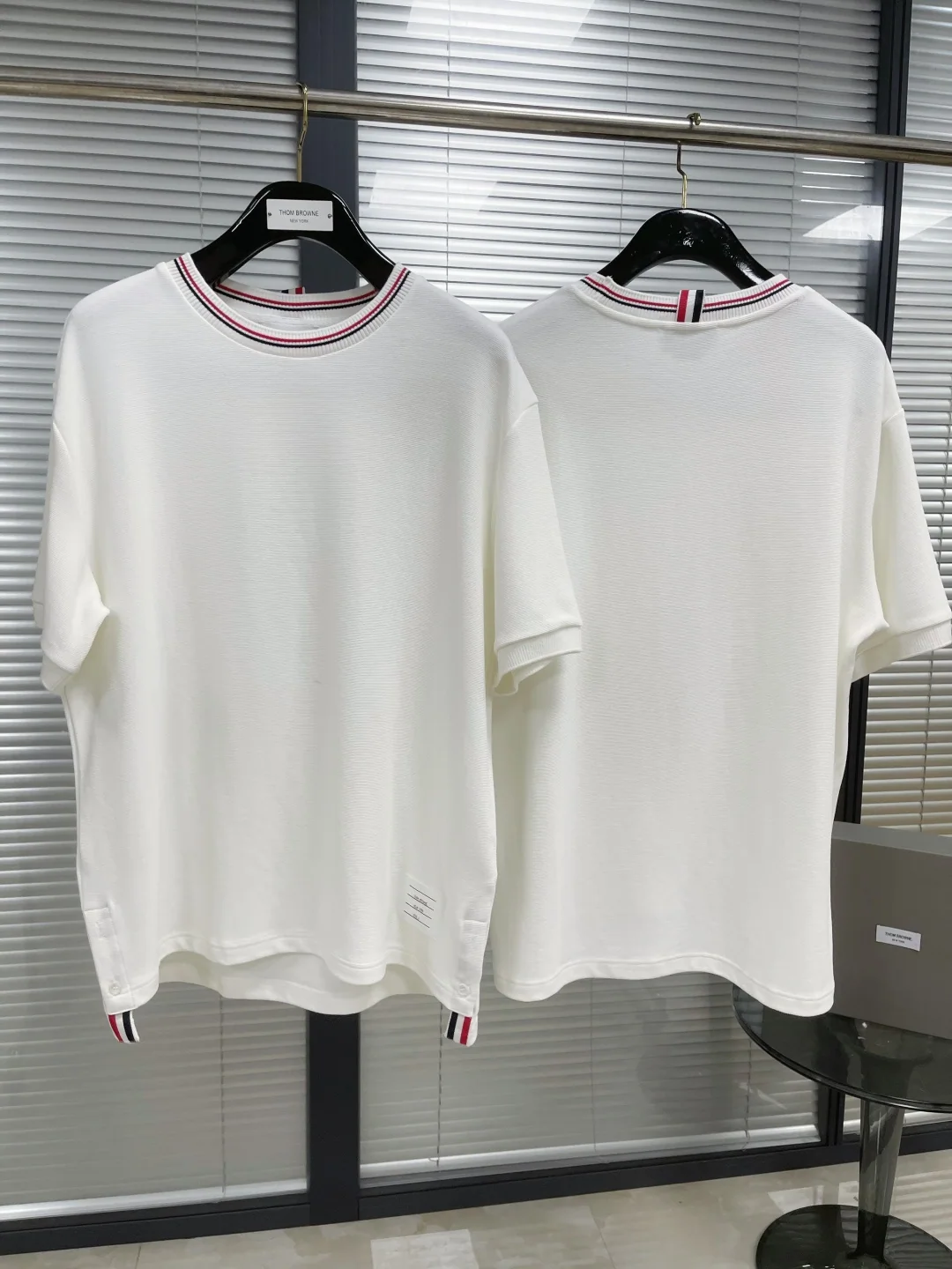 톰브라운 극세사 수면 파문 반팔 티셔츠 상세 이미지 4