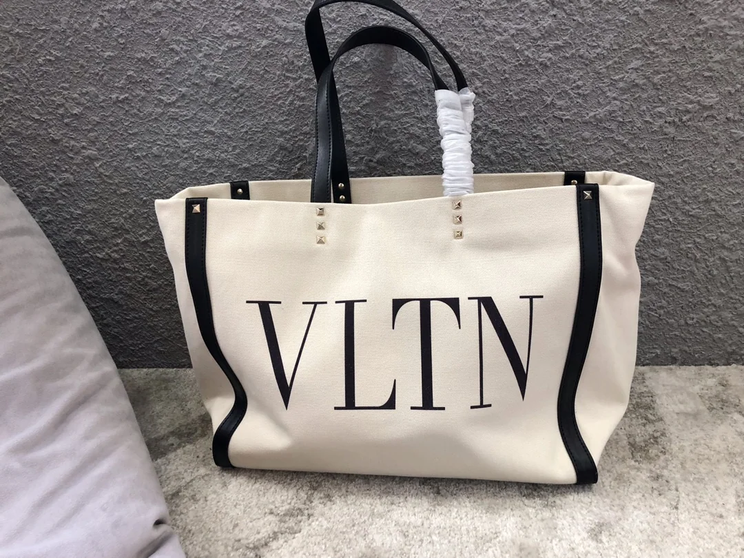 발렌티노 VLTN 로고 캔버스 토트백 상세 이미지 1