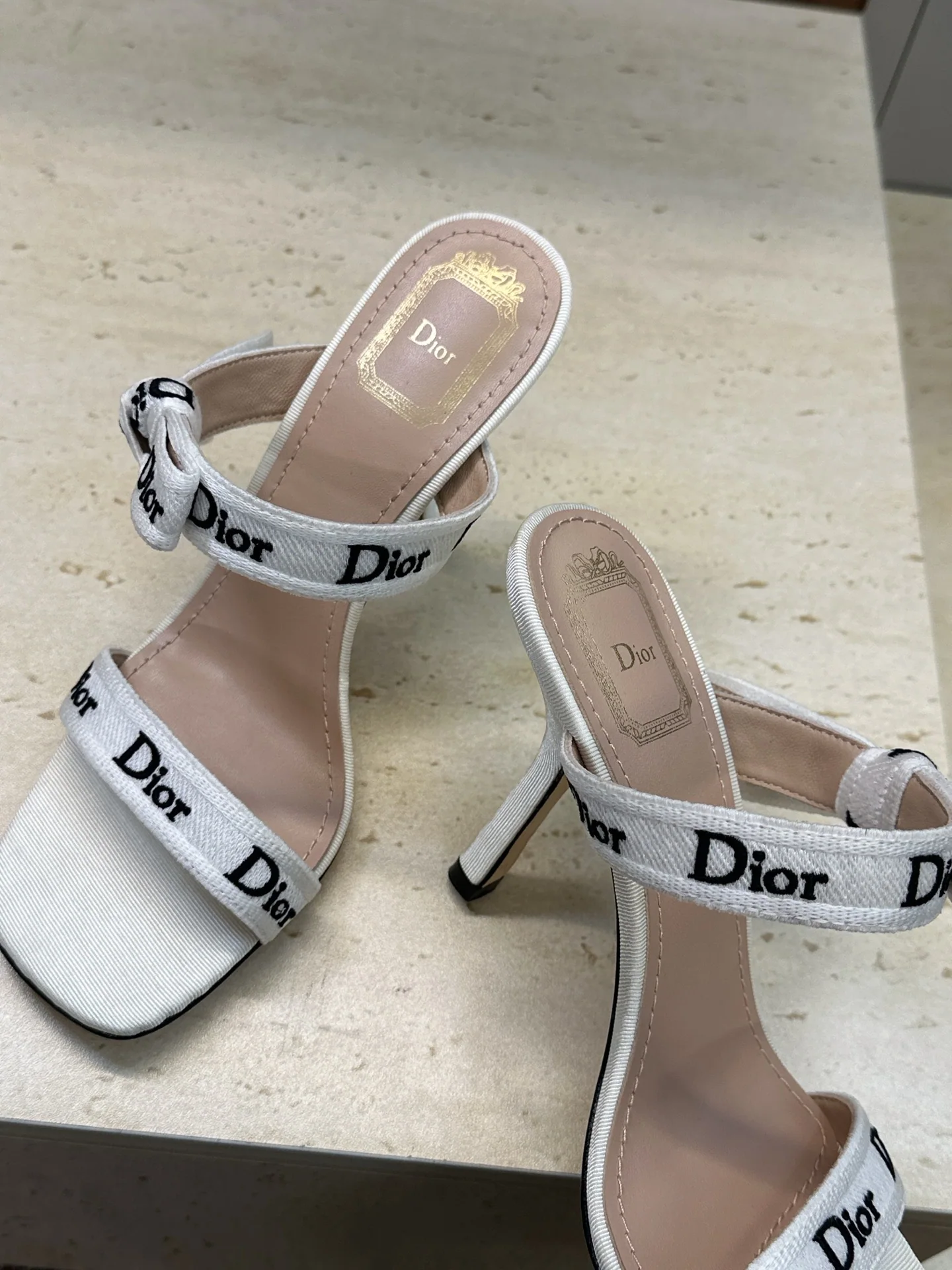 디올 J'ADIO*R 리본 3D 자수 오픈토 샌들 여성신발 상세 이미지 7