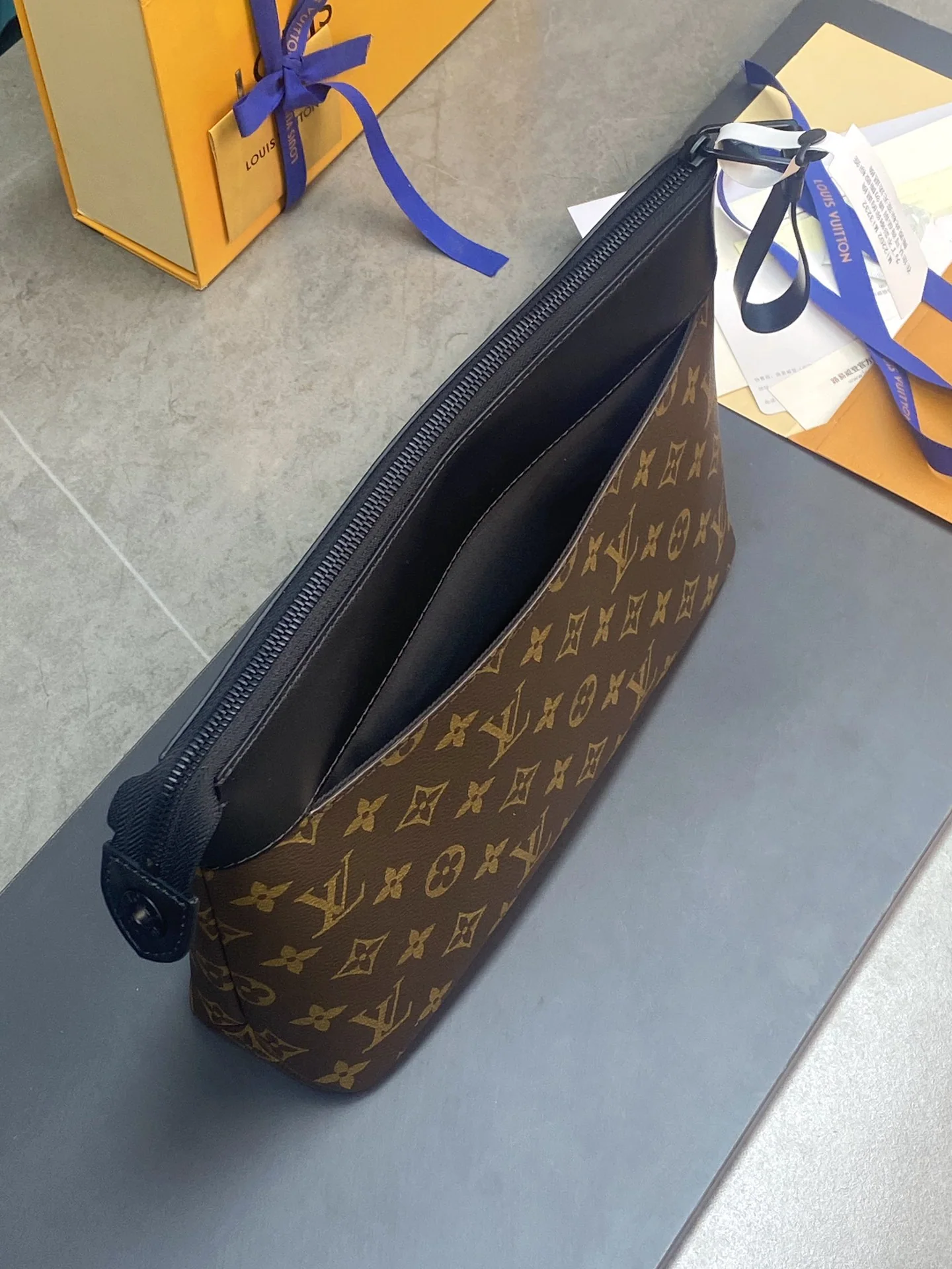 루이비통 포쉐트 보야지 수플 클러치백 M82545 상세 이미지 7