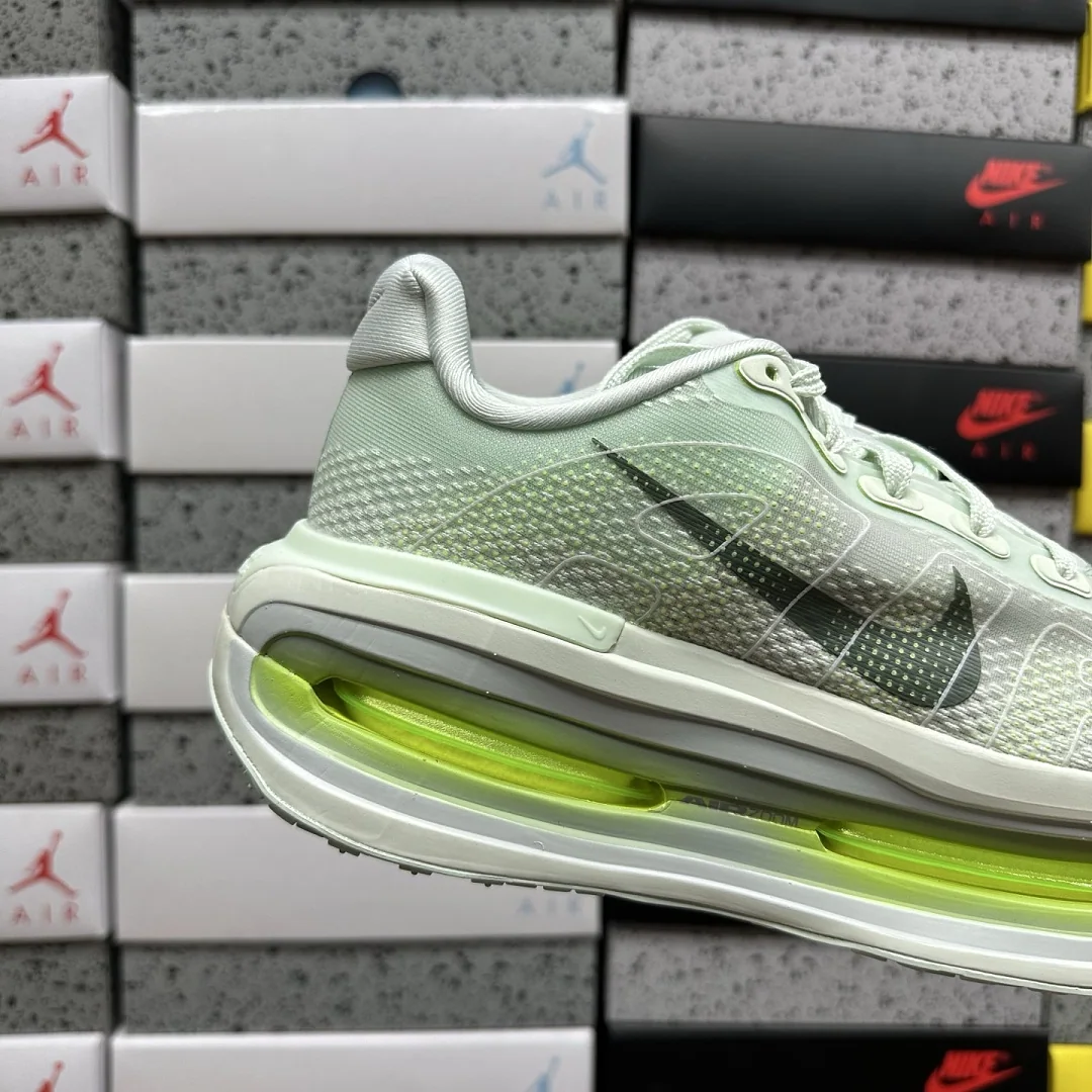 나이키 [M] 보메로 프리미엄 HQ2050-300 201657 Nike Vomero Premium Barely Volt 상세 이미지 10