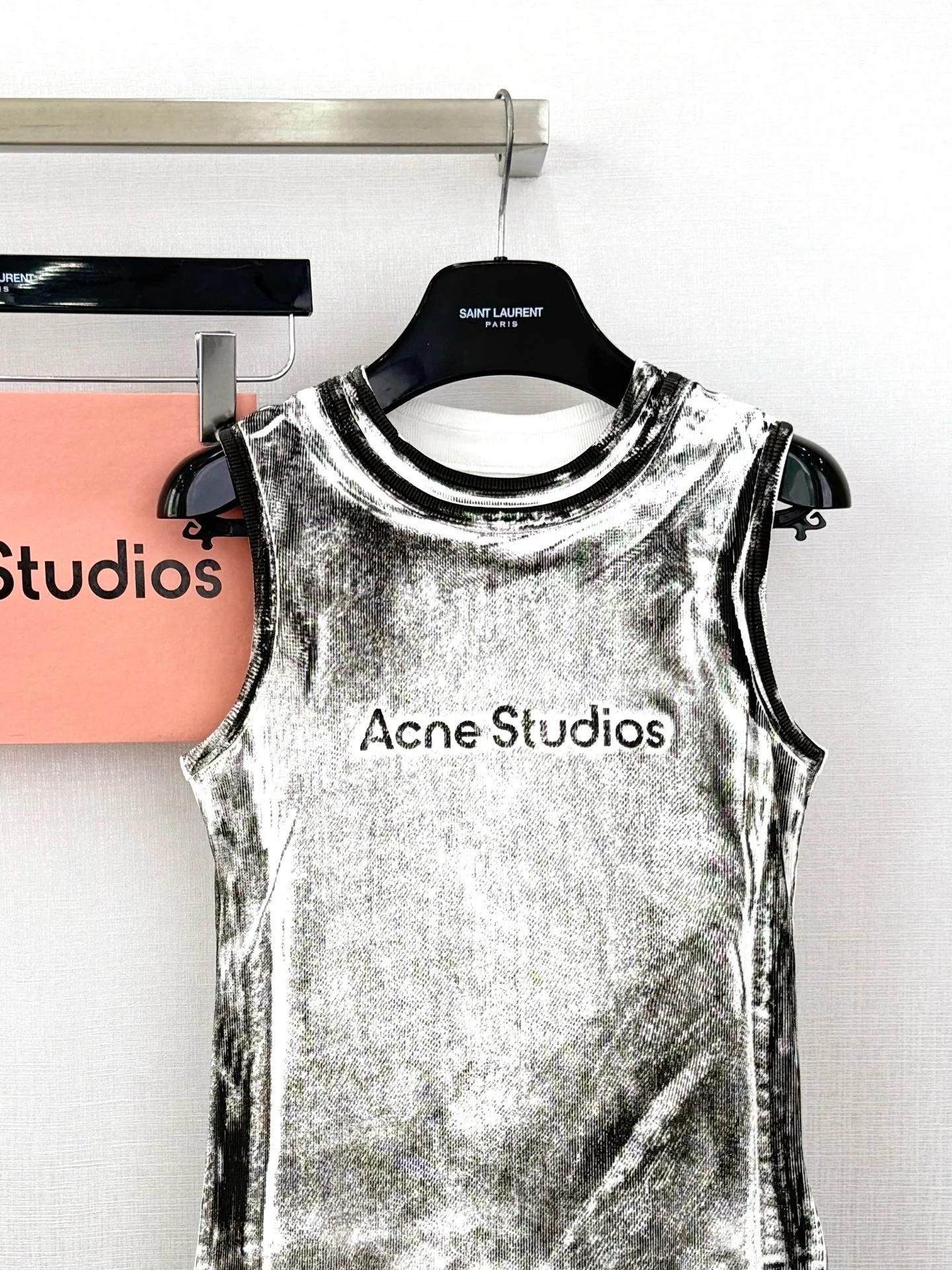 아크네스튜디오 여성 데미지 가공 민소매 베스트 상세 이미지 3