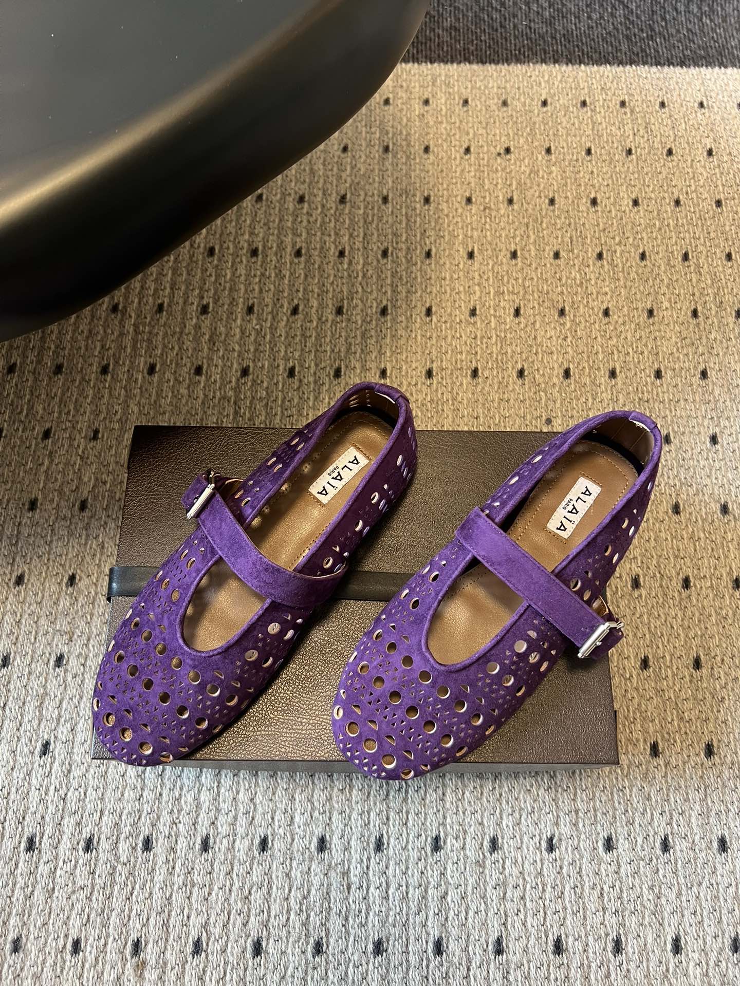 알라이아 스웨이드 라운드 펀칭 메리제인 상세 이미지 2