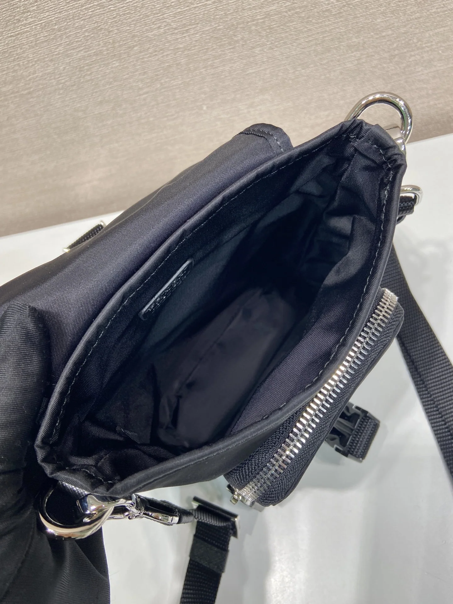 프라다 리사이클 나일론 스마트폰 가방 2ZT086 상세 이미지 8
