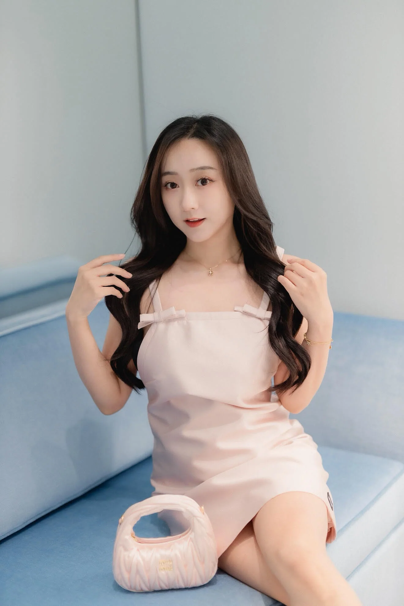 미우미우 핑크 리본 아플리케 슬립 원피스 2025 FW 상세 이미지 9