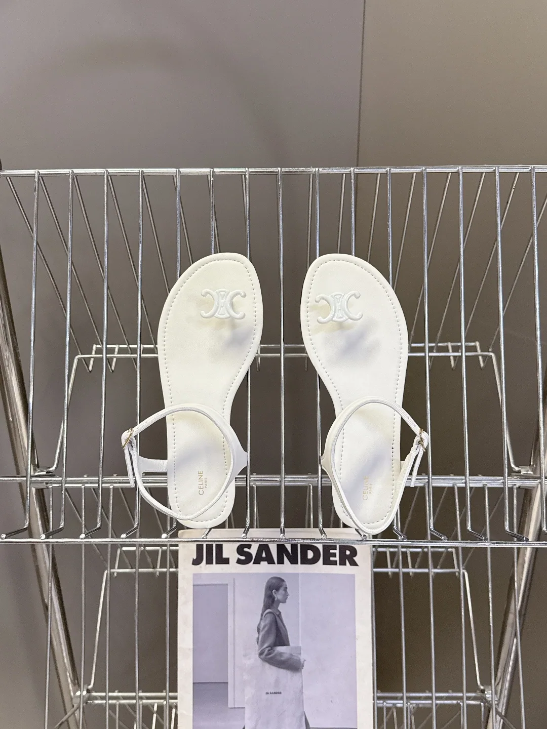 셀린느 개선문 로고 T 스트랩 샌들 상세 이미지 6