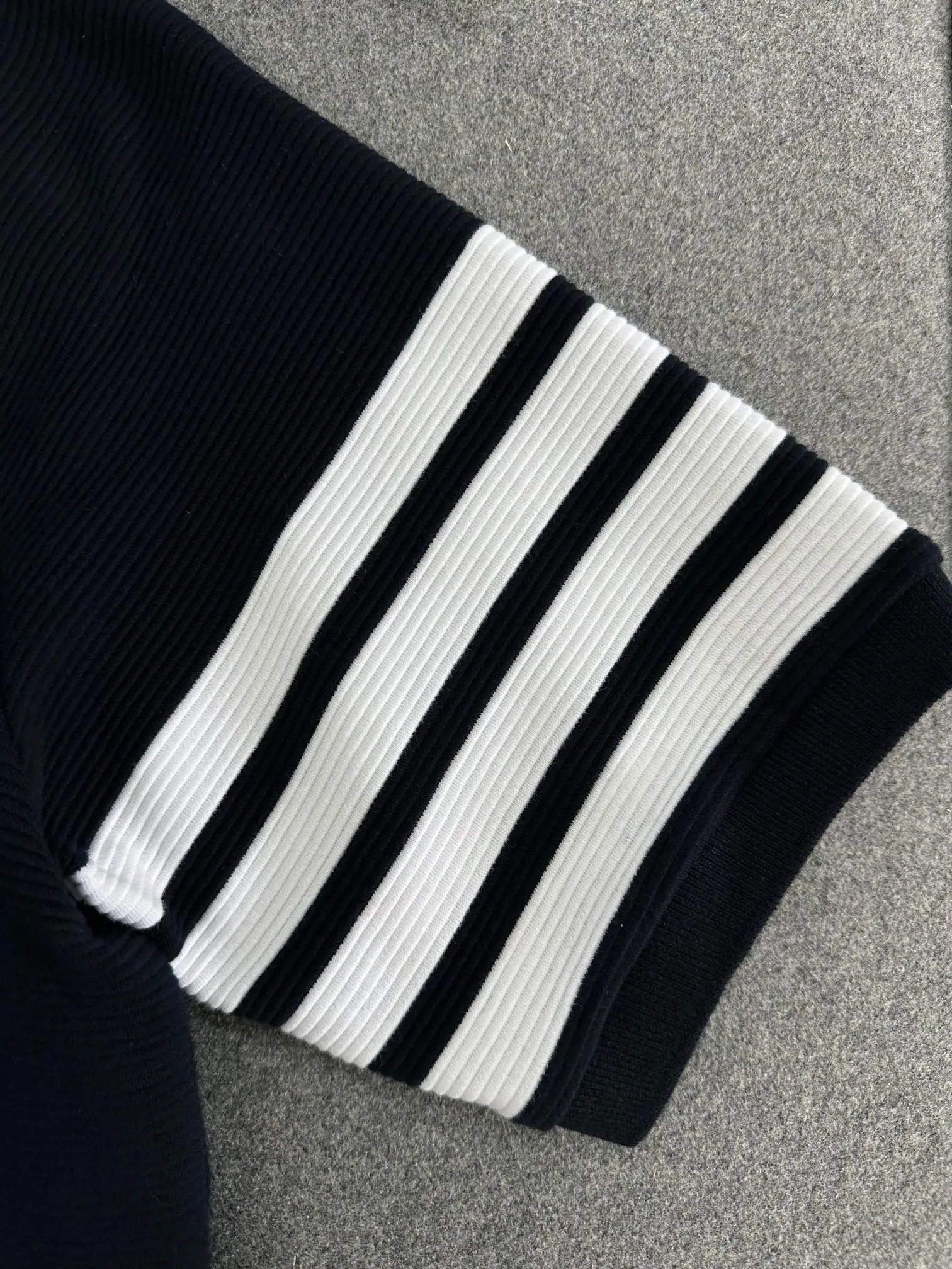 톰브라운 남성 반팔 상세 이미지 6