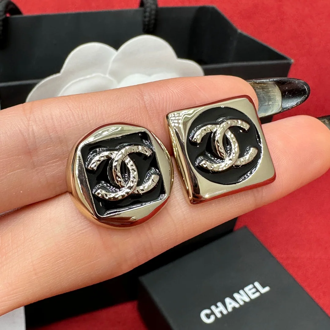 샤넬 블랙 골드 더블 C 에나멜 스터드 귀걸이 178270