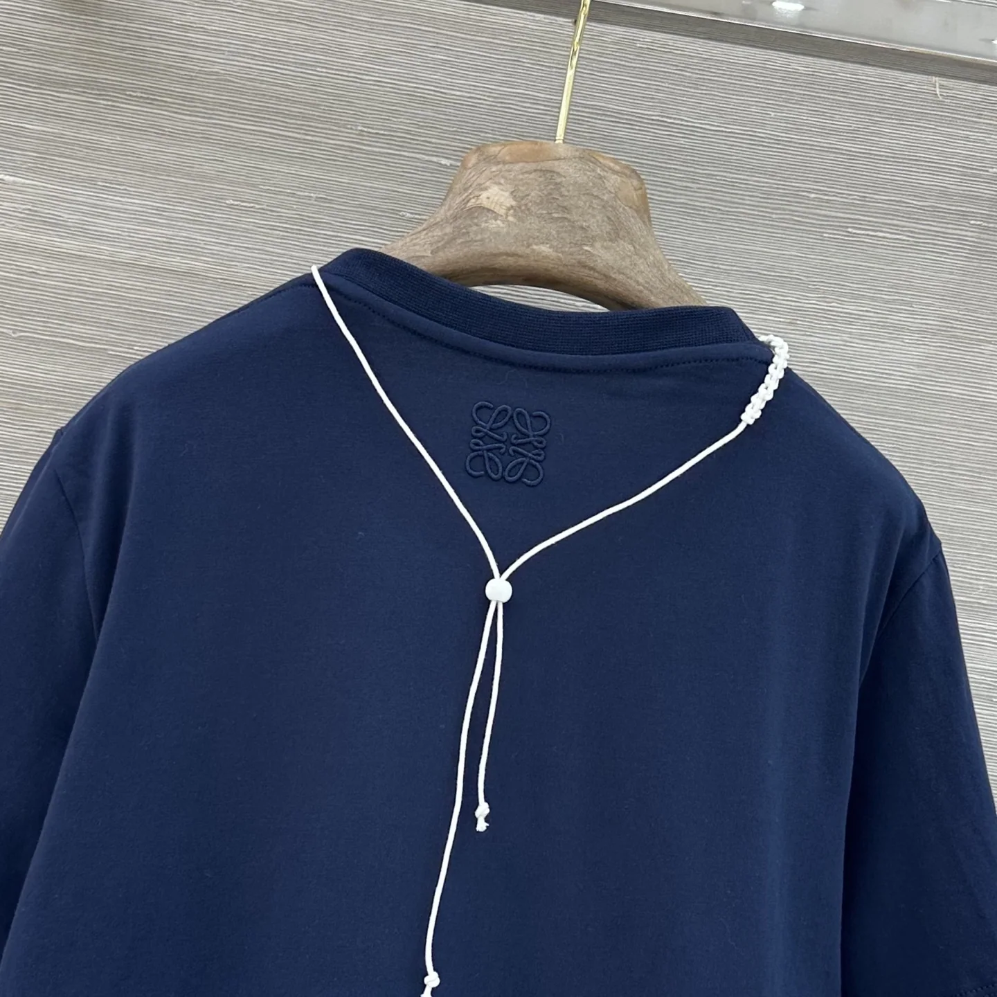 로에베 네크 플라워 장식 코튼 반팔 티셔츠 상세 이미지 9