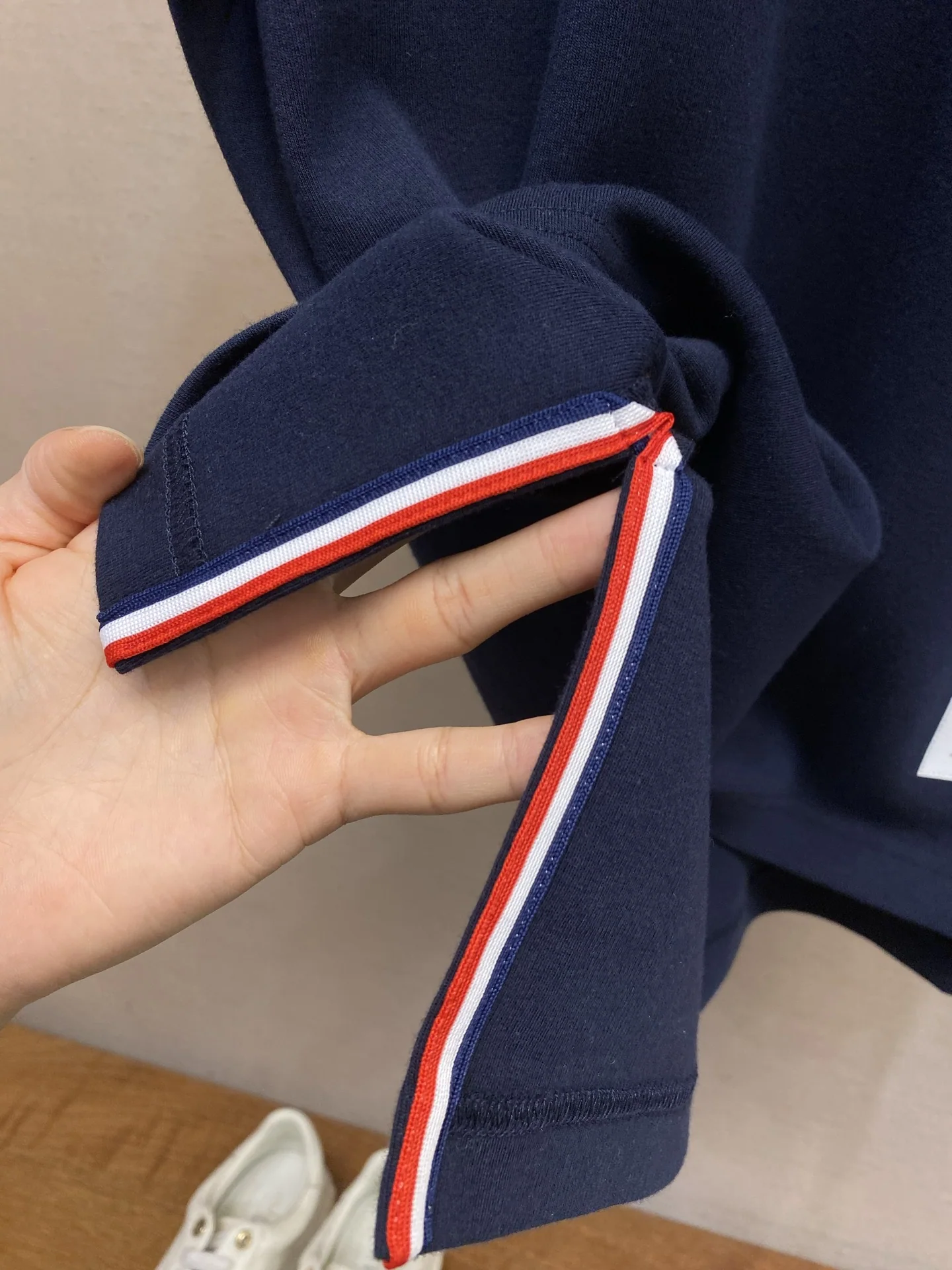 톰브라운 네이비 스트라이프 코튼 반팔 티셔츠 상세 이미지 7