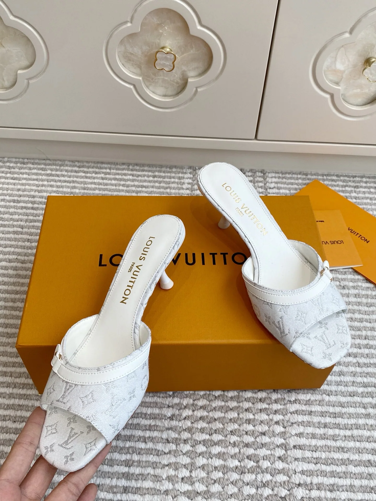 루이비통 모노그램 LV 키티 힐 뮬 상세 이미지 2