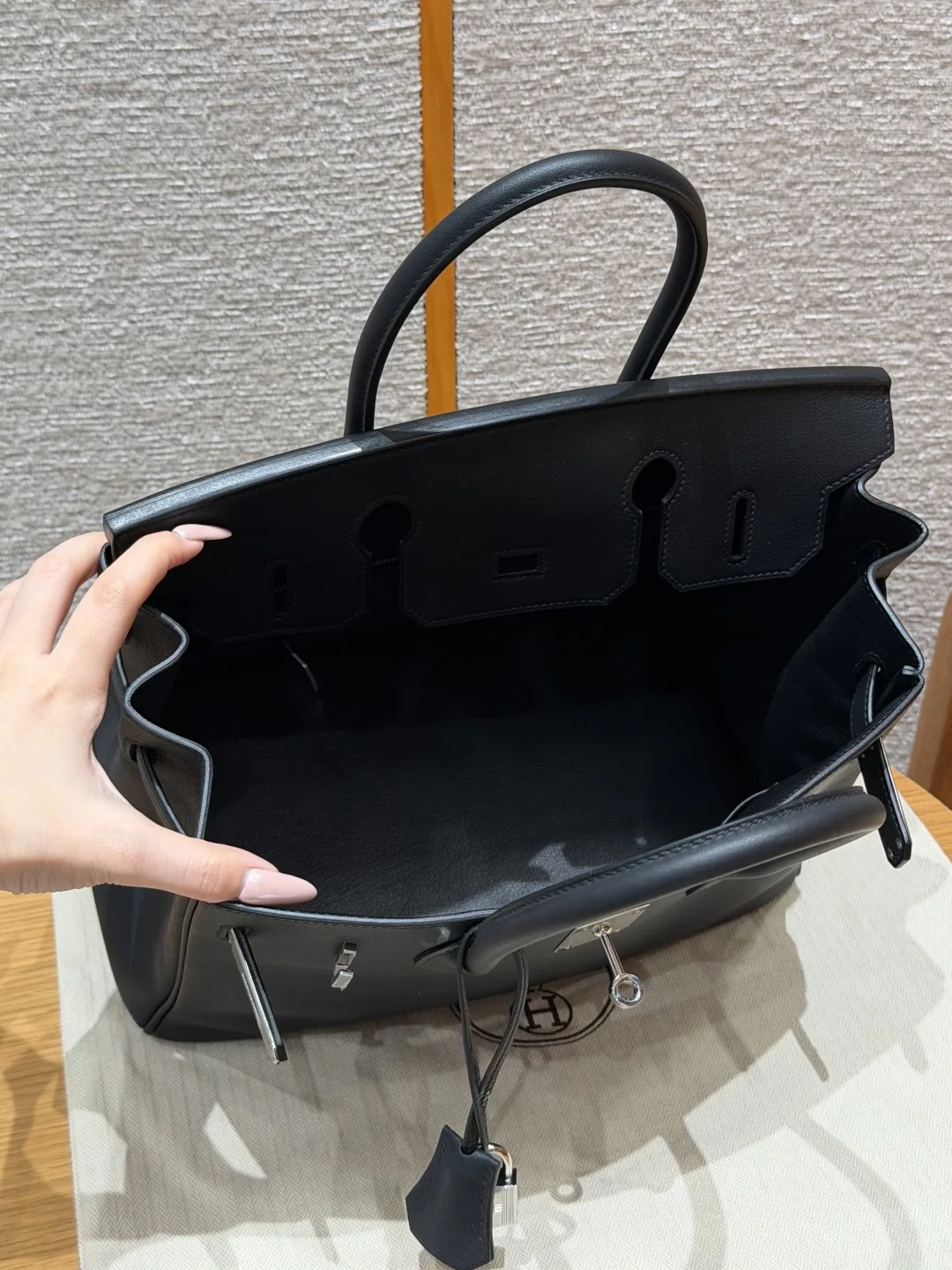 에르메스 버킨 30 블랙 소가죽 가방 상세 이미지 6