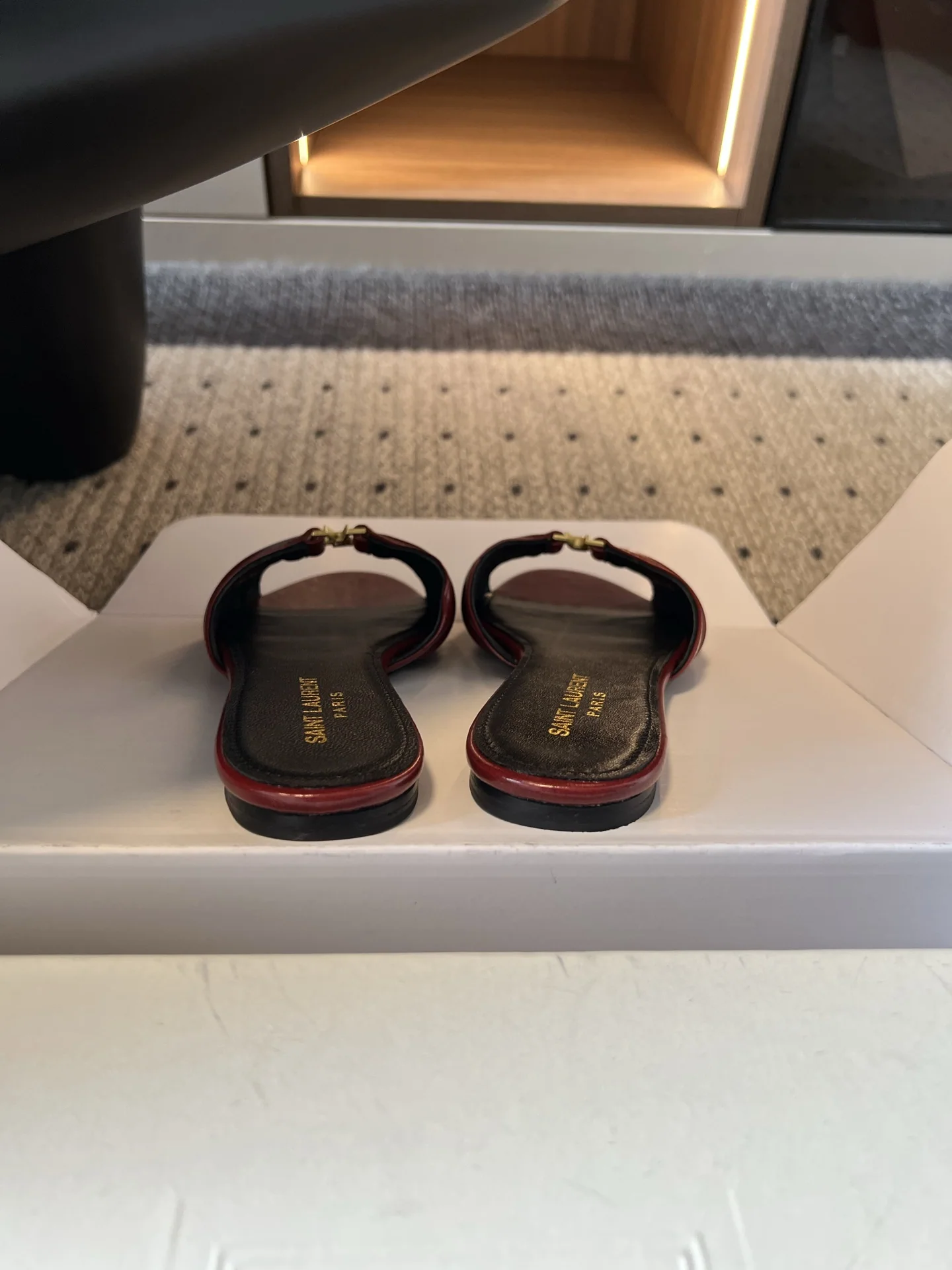 생로랑 YSL 버클 플랫 샌들 상세 이미지 9